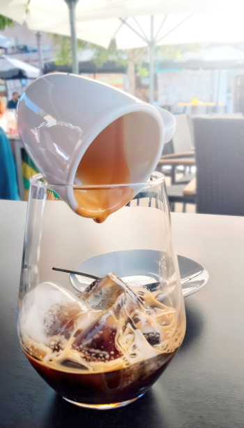 一杯加冰块的咖啡，上面再放一个杯子图片下载