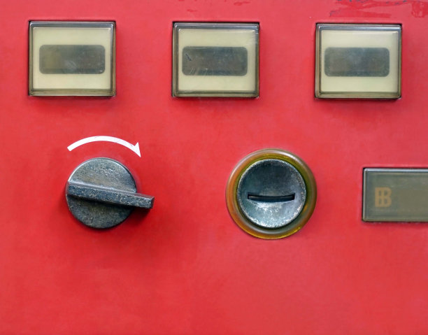 一个大师的特写，一个古董自动贩卖机的硬币支付。图片下载