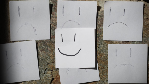 笑脸挂在满是悲伤面孔的墙上图片下载