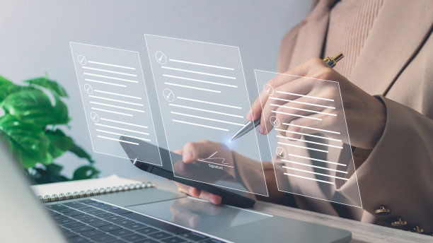 电子签名图标，在线文档。商务人士在笔记本电脑和智能手机的虚拟屏幕上使用笔在数字文档上签署电子文档，电子签名概念。图片下载