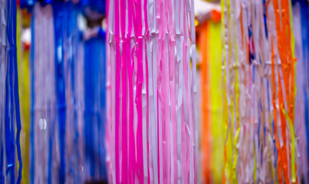 为庆祝活动准备的美丽多彩的彩带图片下载