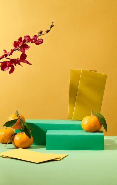 压岁钱信封和橘子装饰在展示平台周围。产品展示和广告空间。柔和的背景与节日的特点。图片下载