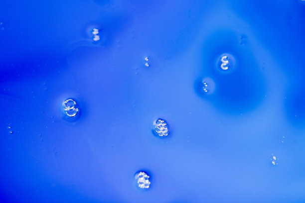 水滴聚在一起的照片。用微距镜头或特写镜头拍摄。图片下载