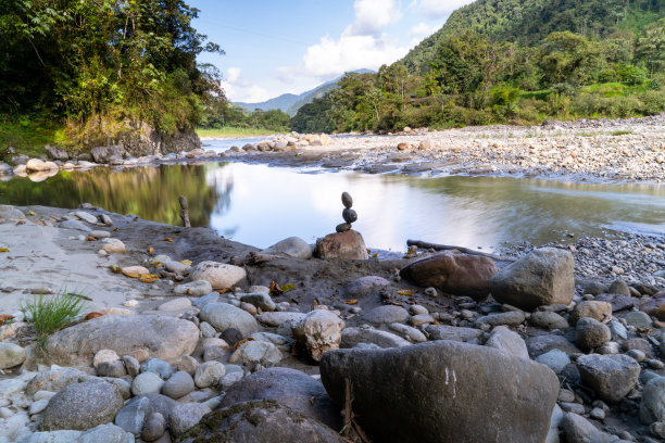 石头的平衡，书的封面图片下载
