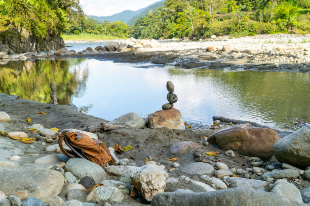 石头的平衡，书的封面图片下载