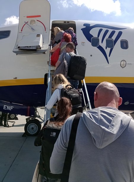 排队登机的乘客图片下载