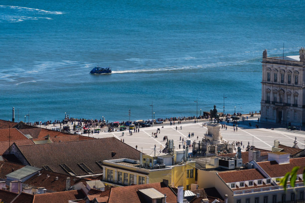 在葡萄牙里斯本的商业港口，俯瞰普拉帕拉达商业、马术雕像、塔霍河和大型龙门起重机图片下载