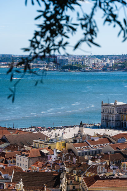 在葡萄牙里斯本的商业港口，俯瞰普拉帕拉达商业、马术雕像、塔霍河和大型龙门起重机图片下载