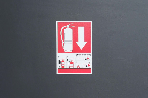 建筑物墙上的灭火器标签。图片下载