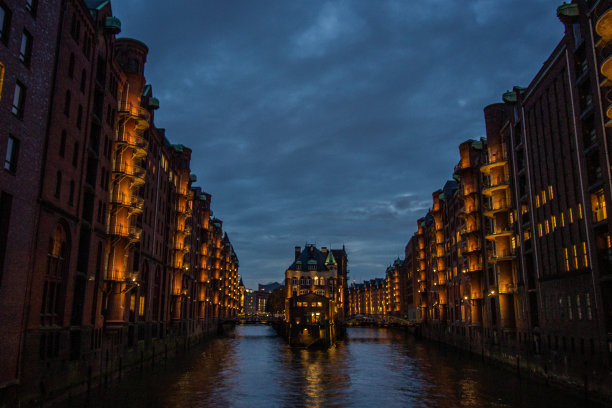 德国汉堡的仓库区。Wandrahmsfleet的视图。世界上最大的仓库区位于汉堡港的海港城区。图片下载