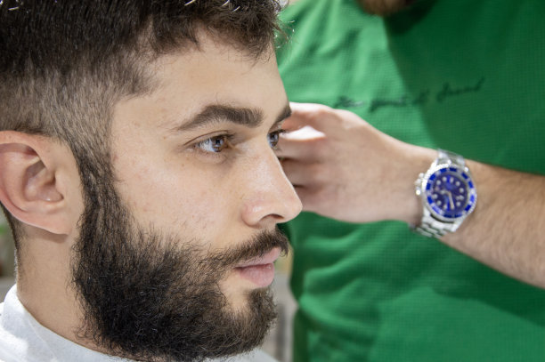 理发师有惊人的美发技巧图片下载