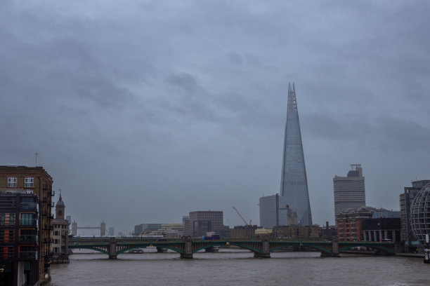 雨天的碎片大厦，伦敦南华克的一座摩天大楼图片下载