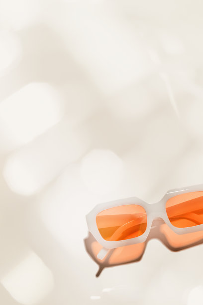 时尚的透明桃红色太阳镜米色背景与复制空间，阴影和眩光从阳光，夏季时尚白色塑料框眼镜。极简美学生活方式照片图片下载
