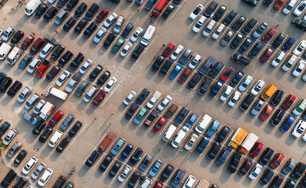 停放车辆的鸟瞰图图片下载