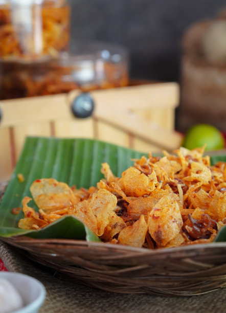 由炸土豆片制成的印尼传统薯条，称为mustofa或bencok图片下载