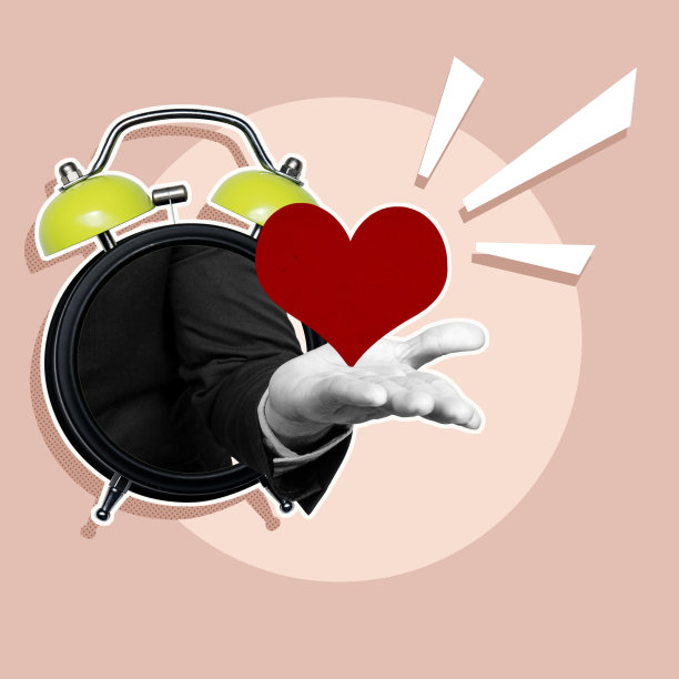 一个男人拿着一颗心放在闹钟前图片下载