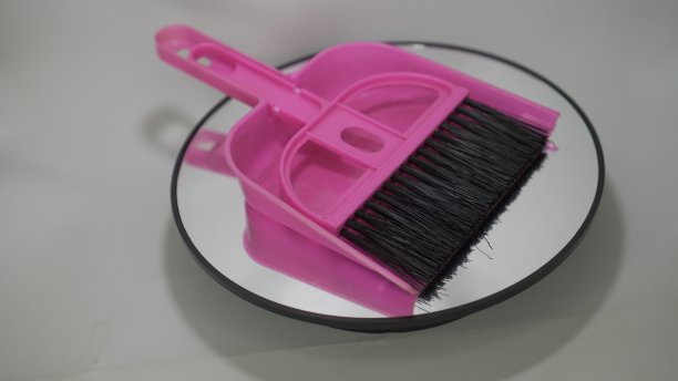 一组粉红色的塑料小扫帚，便于携带并能有效地到达小裂缝。图片下载