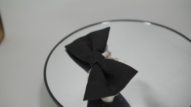 简单的黑色领结与白色弹性绳作为关闭图片下载