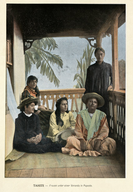 复古照片，年轻女子坐在大溪地帕皮提的阳台上，19世纪90年代的历史，照片图片下载