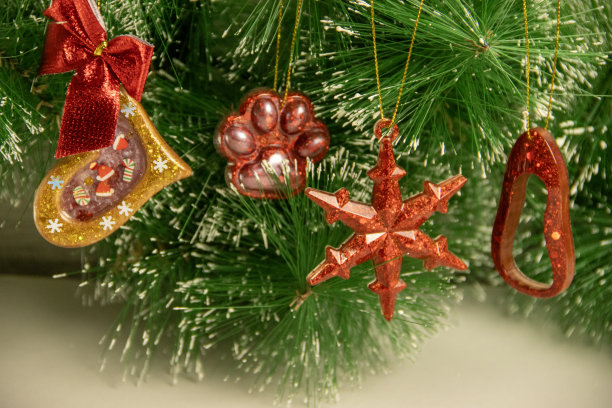 环氧树脂龙圣诞树玩具胸针吊坠钥匙链龙形状冰箱磁铁2024符号DIY手工制作。图片下载