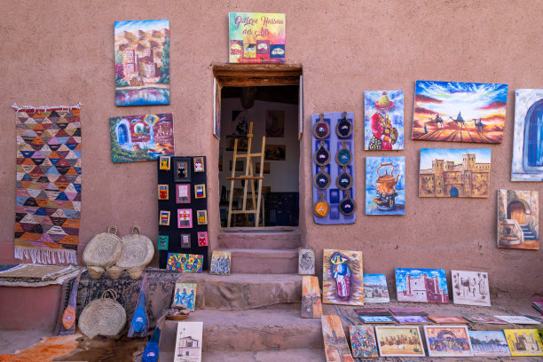 在摩洛哥的Ait Benhaddou，一个热闹的粘土建筑市场。图片下载