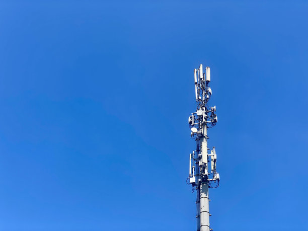 基站，蓝天背景。3g, 4g, 5g。移动通信，各种数据传输系统安装在一个塔上。现代信息传播技术。水平的照片。图片下载