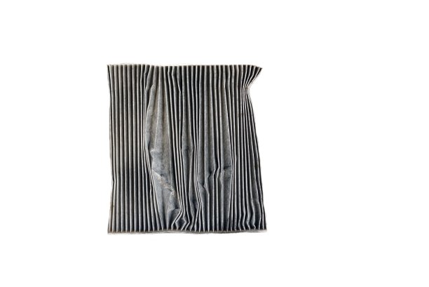 背景是一个肮脏的旧过滤器和空气车压缩机的蒸发器盘管。图片下载