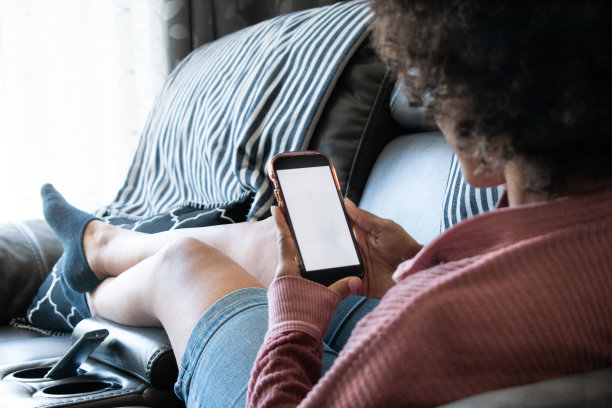 年轻女子使用智能设备-库存照片图片下载