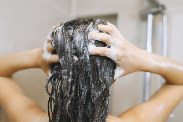 女人正在用洗发水洗头图片下载