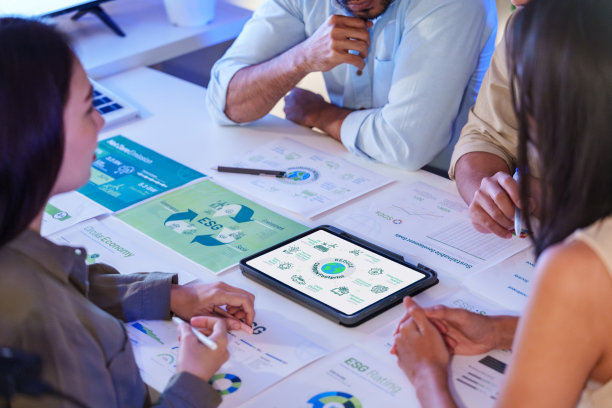 晚上在可持续的绿色办公室里，多元化团队围绕ESG(环境、社会、治理)和平板电脑或可持续发展目标进行头脑风暴图片下载