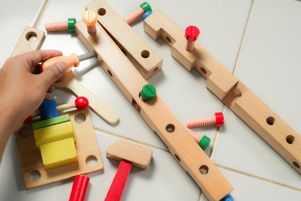 孩子们用手玩着五颜六色的木制积木图片下载
