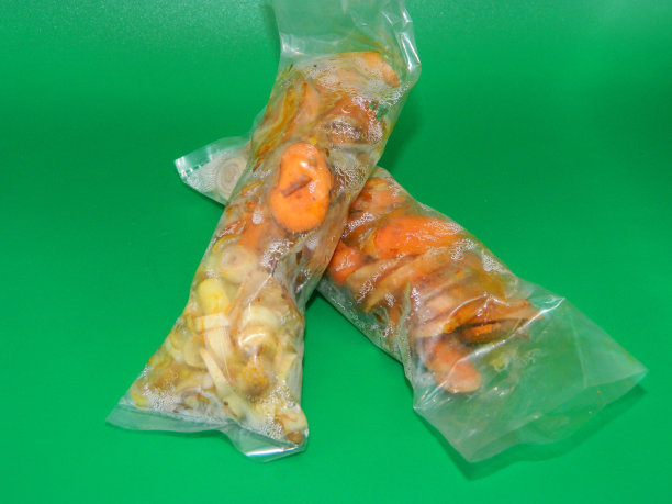 厨房里经常出现的食物成分的极端微距照片，背景是绿色的。图片下载