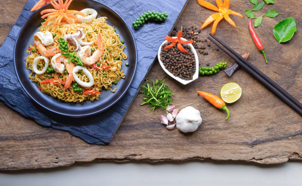 在老式木板装饰背景上炒辣海鲜方便面的俯视图图片下载