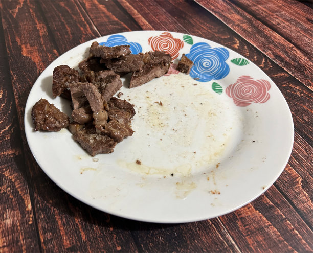 盘子上烤肉的照片图片下载