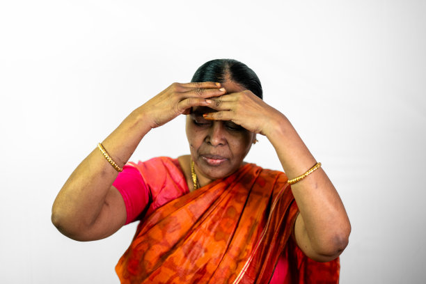 南印度妇女头痛手势在白色背景股票照片图片下载