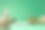 绿色的桌面在中间展示了一个平坦的平台，两侧是各种大小的岩石和沙漠植物。照片正面有空的空间广告图片下载