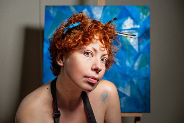 特写红发艺术家与画笔在头发图片下载