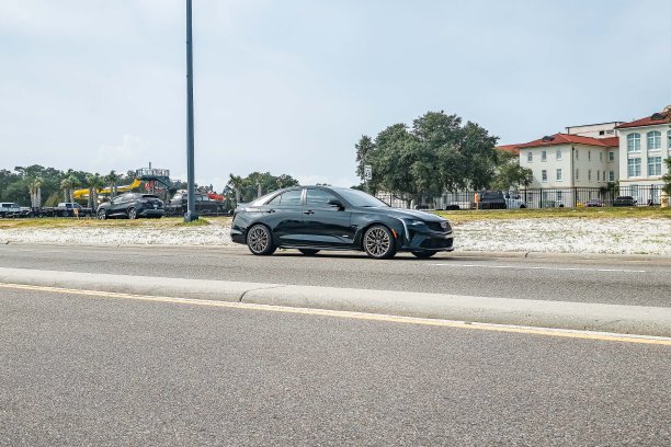 2022年凯迪拉克CT4-V轿车图片下载