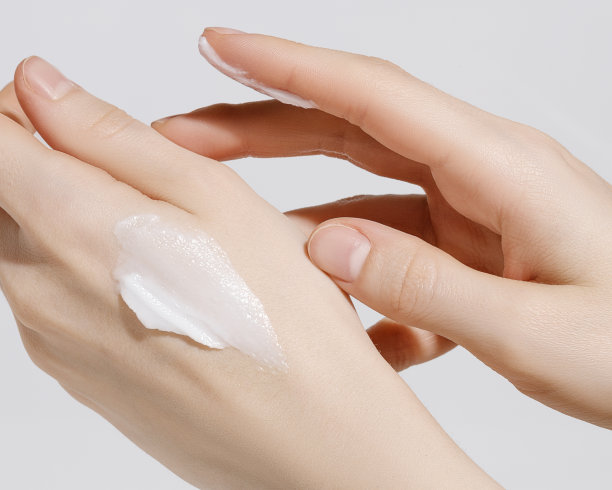 涂抹护手霜的女士。副本的空间。特写镜头。图片下载