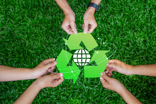 零废物概念。图为三只手拿着绿色回收标志，中间是一个地球仪。再利用，减少再循环。CSR。环境可持续性。志愿者,团结。环境、社会和治理。图片下载