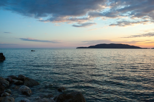 日落时的沙滩海景。海洋背景出版物，海报，日历，邮政，屏幕保护程序，壁纸，明信片，横幅，封面，网站。高质量照片图片下载
