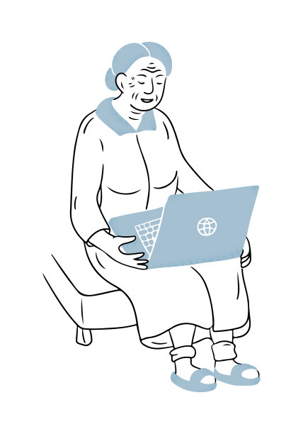 年长的微笑的女人坐在笔记本电脑前图片下载