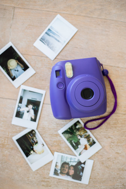 桌上有一台模拟相机和几张拍立得照片图片下载