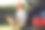年轻女子坐在汽车后备箱里使用笔记本电脑。图片下载