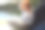 年轻女子坐在汽车后备箱里使用笔记本电脑。图片下载