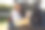 年轻女子坐在汽车后备箱里使用笔记本电脑。图片下载