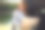 年轻女子坐在汽车后备箱里使用笔记本电脑。图片下载