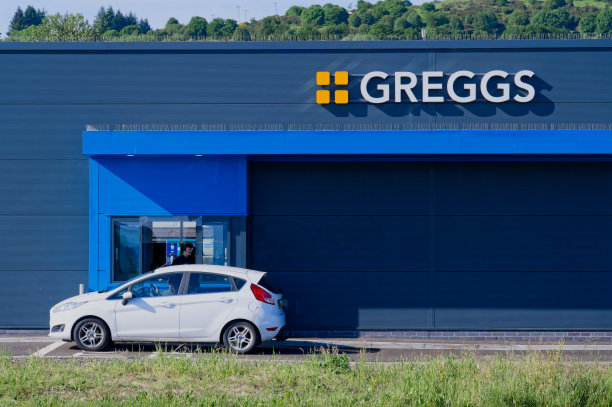 格里格斯开车经过，开了一家面包店，提供外卖食品图片下载