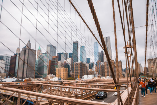 近距离布鲁克林大桥的上部部分和摩天大楼的剪影曼哈顿，纽约市-股票照片图片下载