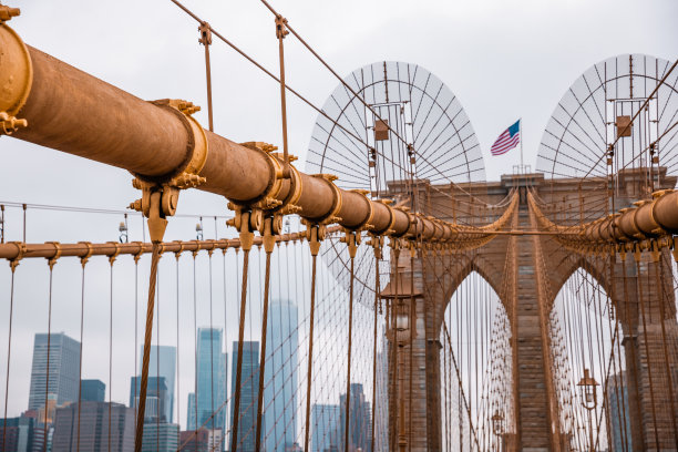 布鲁克林大桥上部特写和纽约曼哈顿摩天大楼的剪影。库存图片图片下载